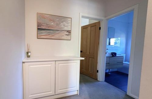 Fullarton House | 3 Bedrooms Home in Fullarton with Pool Access