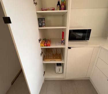 Fullarton House | 3 Bedrooms Home in Fullarton with Pool Access