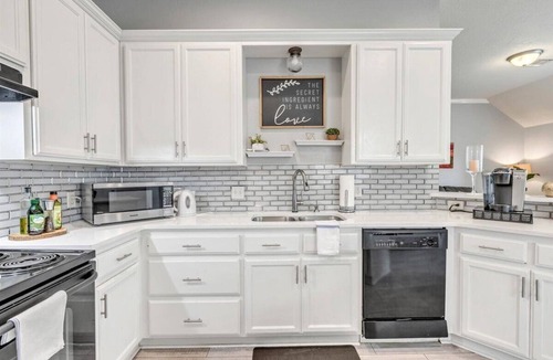 Moore House | 3 bedrooms home in quiet neighborhood