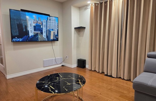 Mississauga House | 3-Bedrooms House in Mississauga with WiFi, AC, Parking. Main floor