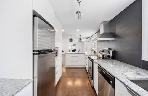 Bellefeuille House | 3 bedrooms, Modern, Free Parking, FAST WI-FIn