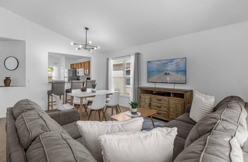 Lake Berkley House | 3 Bedrooms S/Lake Berkley Home by RedAwning