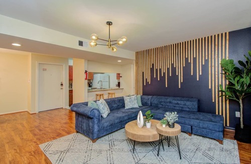 South Main Apartment | 3 Bedrooms, Spacious Central Condo w Pool