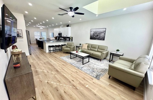Cross Mountain House | #3 Best Luxury Townhome 3 bedroom- La Cantera-Six Flags-Sea World-River Walk-