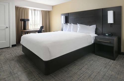 Richardson Hotel | 3 Big Units, Minutes to Dallas Arboretum! Private Full Kitchens! Pets Allowed!