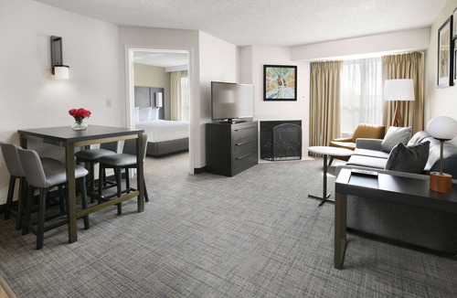 Richardson Hotel | 3 Big Units, Minutes to Dallas Arboretum! Private Full Kitchens! Pets Allowed!