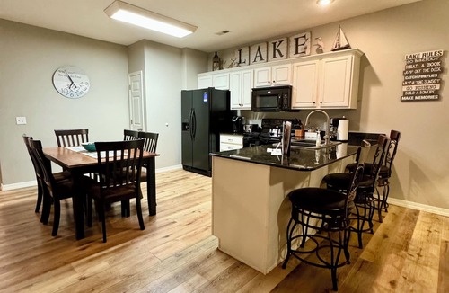 Hollister Condo | 3 BR, 2 Bath Condo on Table Rock Lake with Dock Access