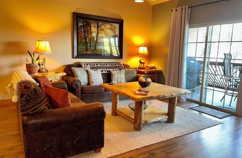 Hollister Condo | *3 BR, 2 Bath Lodge Cabin on Table Rock Lake with Dock Access
