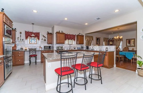 Jefferson House | 3 BR, 2 Baths, Pets & family friendly, Historical safe home + 5 miles downtown