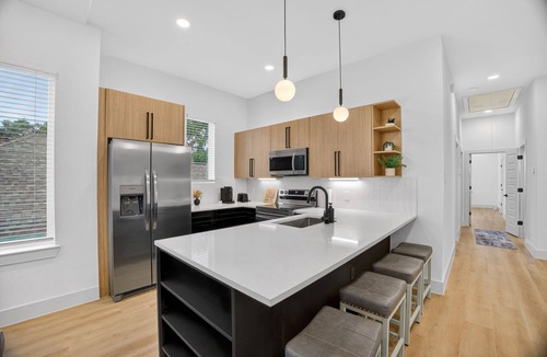 Houston House | 3 BR 2BA Upstairs Duplex 15 Minutes to Downtown