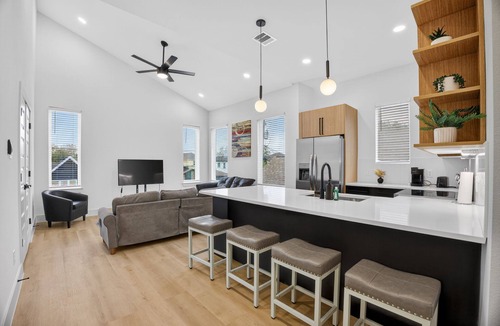 Houston House | 3 BR 2BA Upstairs Duplex 15 Minutes to Downtown