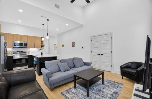 Houston House | 3 BR 2BA Upstairs Duplex 15 Minutes to Downtown