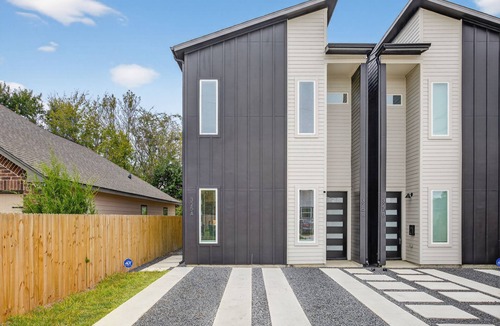 Houston House | 3 BR 2BA Upstairs Duplex 15 Minutes to Downtown
