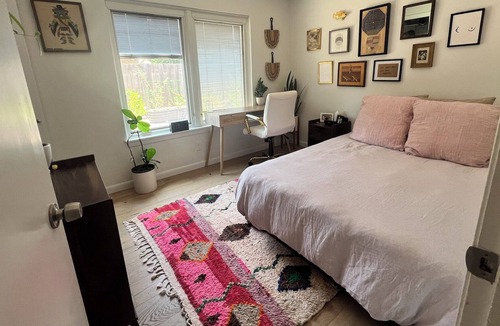 Allandale House | 3 BR / 2BA w/ POOL - centrally located.