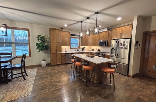 Neenah House | 3-br 3 bath 3 miles to Appleton Airport, 15 min to EAA
