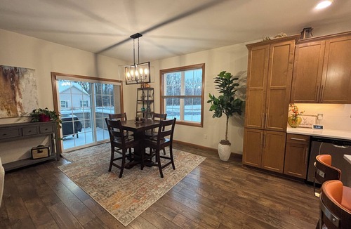 Neenah House | 3-br 3 bath 3 miles to Appleton Airport, 15 min to EAA