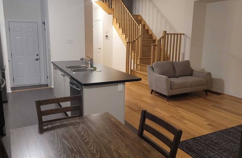 Thorold House | 3 BR, 3 WR House available near Niagara Falls, Brock univ and Premium Outlets.