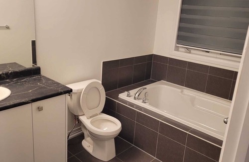 Thorold House | 3 BR, 3 WR House available near Niagara Falls, Brock univ and Premium Outlets.