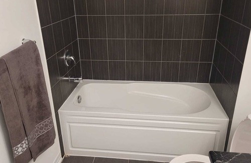 Thorold House | 3 BR, 3 WR House available near Niagara Falls, Brock univ and Premium Outlets.