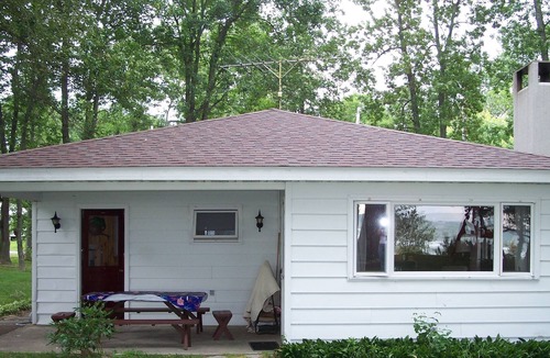Henderson Cottage | 3 Br. Beach House Sleeps 9, near Golf Courses and Marinas