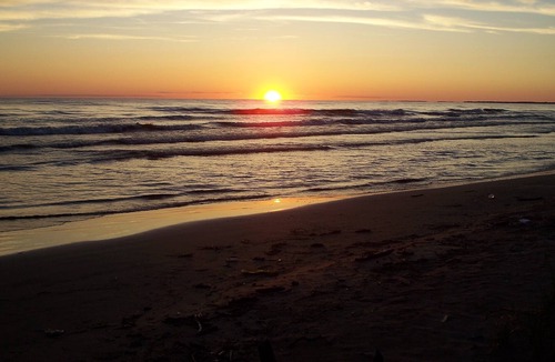Henderson Cottage | 3 Br. Beach House Sleeps 9, near Golf Courses and Marinas