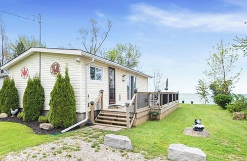 Dunnville Cottage | 3 BR Beachfront Lake Erie/Dogs Welcome/1 HR from Hamilton & Niagara