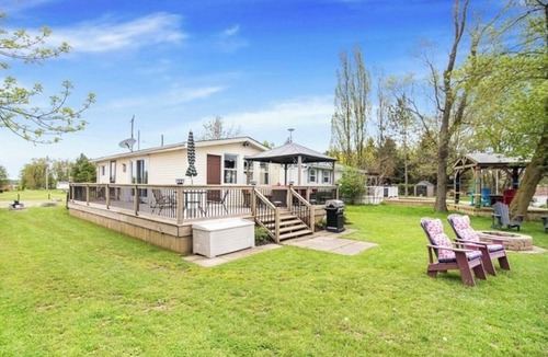 Dunnville Cottage | 3 BR Beachfront Lake Erie/Dogs Welcome/1 HR from Hamilton & Niagara