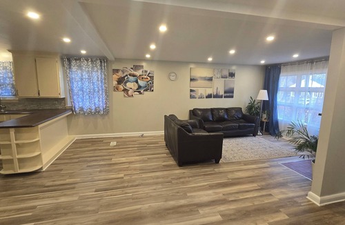 Carlingwood - McKellar Park - Laurentien View House | 3 BR Bungalow Central West near Carlingwood Mall and Westboro