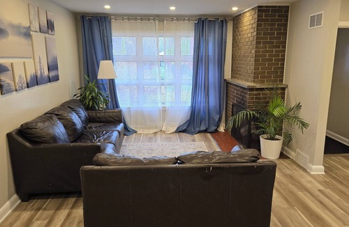 Carlingwood - McKellar Park - Laurentien View House | 3 BR Bungalow Central West near Carlingwood Mall and Westboro