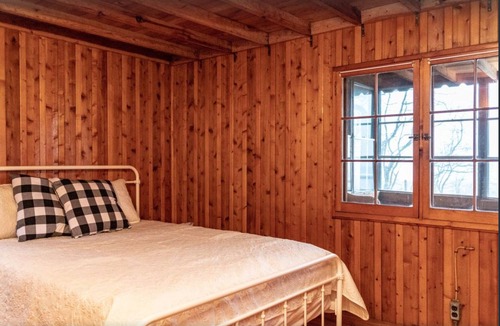 Port Sheldon House | 3 BR Classic Log Cottage on Lake Michigan, 3 Night Minimum, Kayaks included