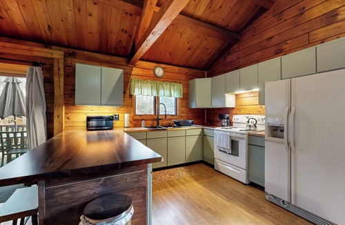 Barnstead House | 3 BR Cozy Retreat w/Spacious Deck & Fire Pit