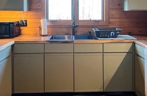 Barnstead House | 3 BR Cozy Retreat w/Spacious Deck & Fire Pit