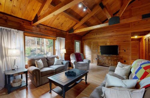 Barnstead House | 3 BR Cozy Retreat with Spacious Deck and Fire Pit
