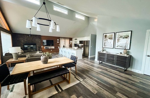 Black Butte Ranch House | 3 BR Home, 1 Block to Glaze Meadow Recreation Complex , Hot Tub, Dogs Welcome