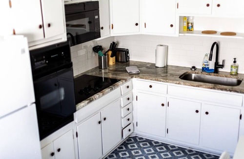 Norfolk House | 3-BR Home 3 mins. to Airport & 11 mins. to Beach