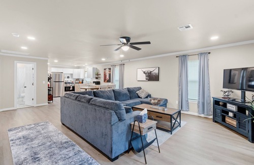 Glenpool House | 3 BR house on the historic black and gold park with splash pad in back yard a