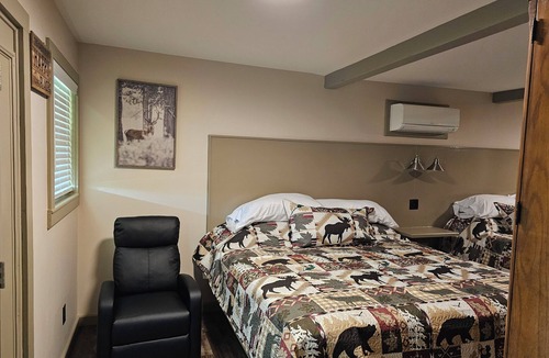LaFayette Cabin | 3-BR lodge , fish,shoot pool or sit around the firepit. Close to Chattanooga Tn
