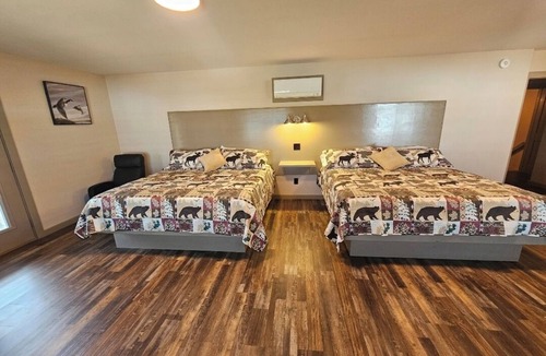 LaFayette Cabin | 3-BR lodge , fish,shoot pool or sit around the firepit. Close to Chattanooga Tn