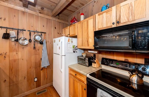 Walland Cabin | 3 Brothers Creekside Cabin