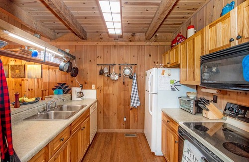 Walland Cabin | 3 Brothers Creekside Cabin