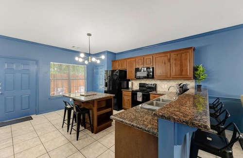 College Station House | 3 BRs w/King Bed/Ensuite Bath/TV