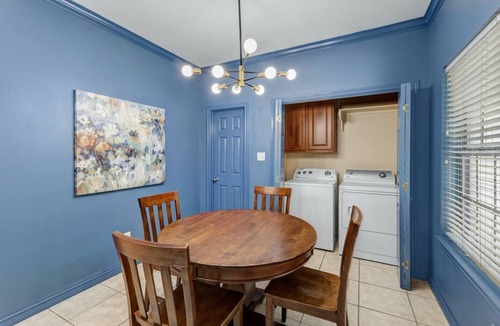 College Station House | 3 BRs w/King Bed/Ensuite Bath/TV