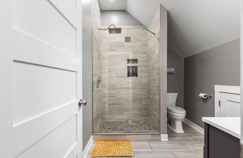 Arcadia Hotel | 3 CABINS + BARDOMINIUM/HOT TUB/SAUNA/6 BEDROOMS