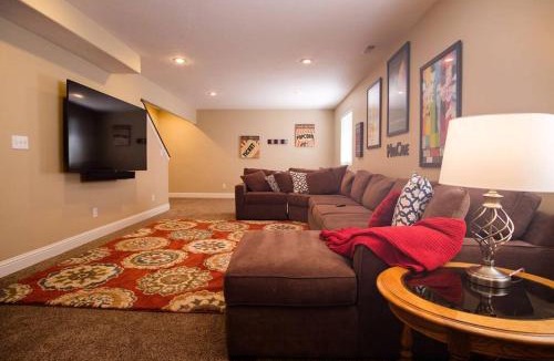 Idaho Falls House | 3 Car Garage Full Kitchen Large Backyard Smart TVs