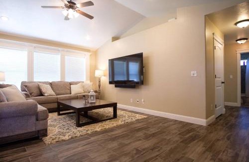 Idaho Falls House | 3 Car Garage Full Kitchen Large Backyard Smart TVs