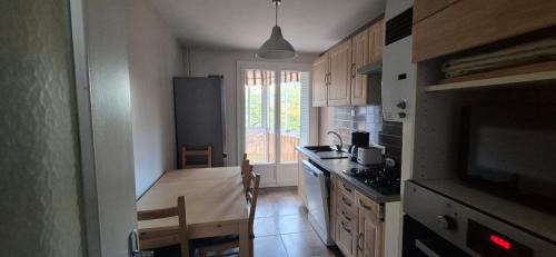 Vaulx En Velin Village Apartment | 3 chambres dans grand T4 Proche Lac, ENTPE, Planétarium & Autoroute