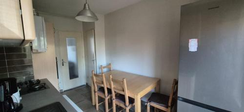 Vaulx En Velin Village Apartment | 3 chambres dans grand T4 Proche Lac, ENTPE, Planétarium & Autoroute