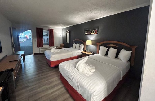 Mattoon Hotel | 3 Charming Rooms | Free Breakfast & Parking | Fun & Parks Nearby