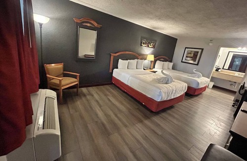 Mattoon Hotel | 3 Charming Rooms | Free Breakfast & Parking | Fun & Parks Nearby