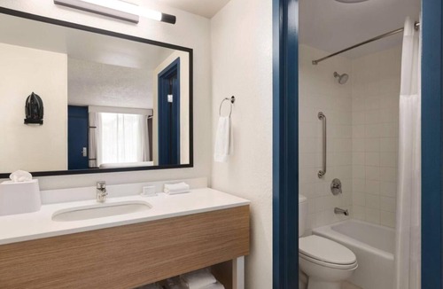 Sarasota Hotel | 3 Comfortable Rooms Perfect for Beach Getaways – Free Shuttle & Breakfast